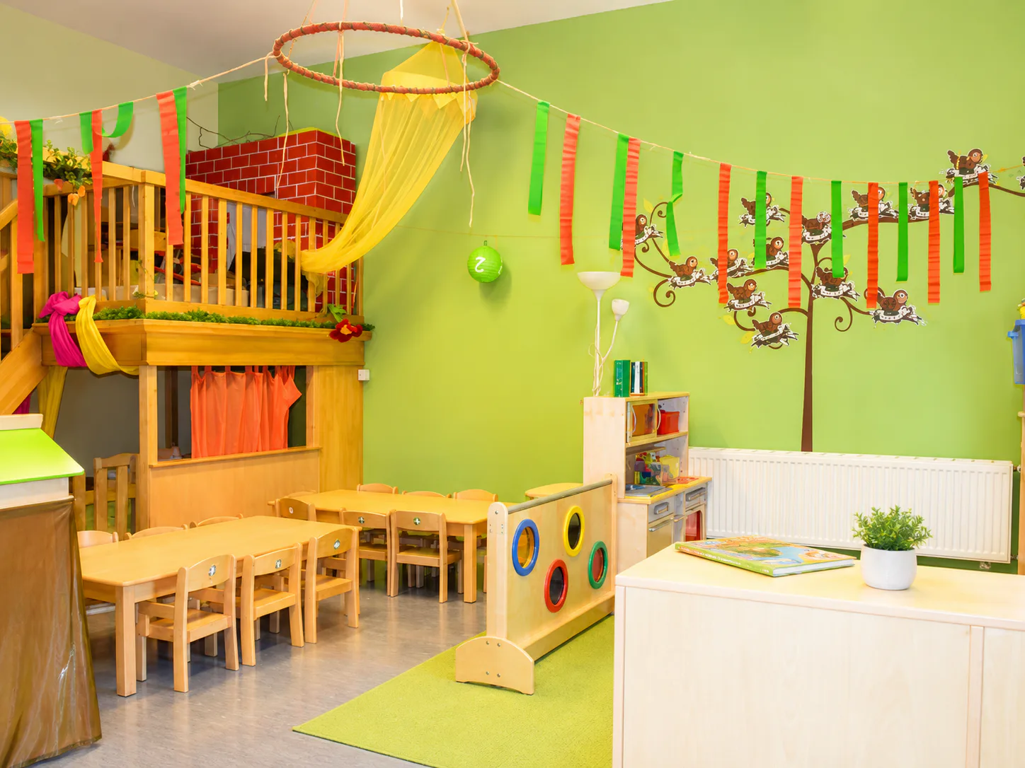 Grüner Gruppenraum der CityKids Kita